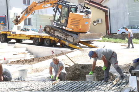 GRADNJA OTROŠKEGA IGRIŠČA RAKEK 05 FOTO LJUBO VUKELIČ
